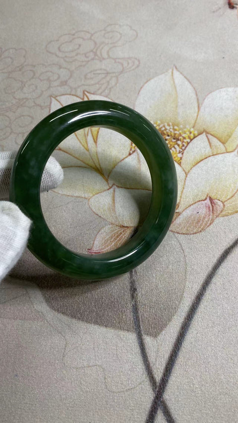 Gelang hijau penuh giok Cui halus, kaliber agar sesuai dengan 56., 57 bezel, lebar 12,3 mm Ukuran: 56,8 mm Batu giok terjadi secara alami Pola acak Termasuk pajak pengiriman.