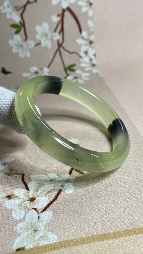 Gelang Lukisan Pemandangan Giok Cui Fine Cui Ukuran 55-57mm Ukuran 56.8mm Lebar Sisi 12mm Batu giok muncul secara alami dan polanya acak Sudah termasuk pajak pengiriman.