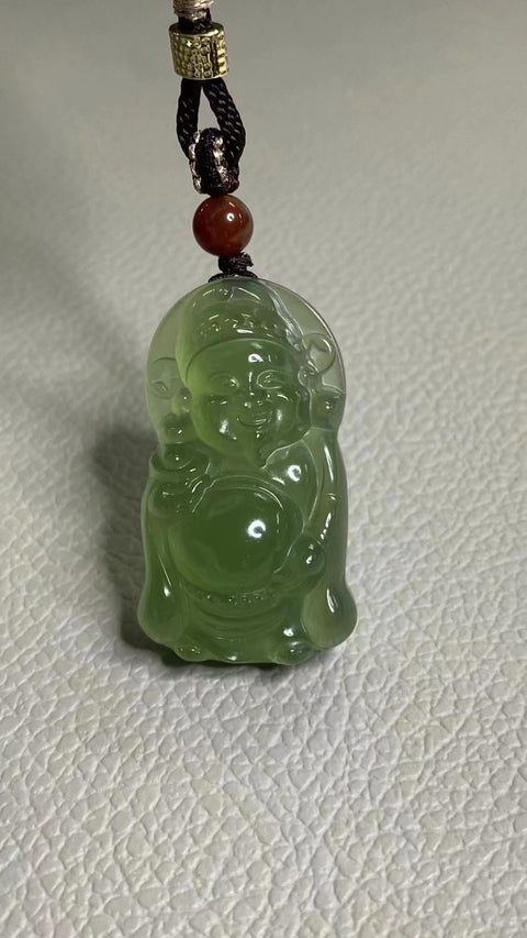 Liontin Dewa Kekayaan Giok Alami Ukuran 50 * 27,6 mm. Gaya yang indah, giok yang bersih dan halus.