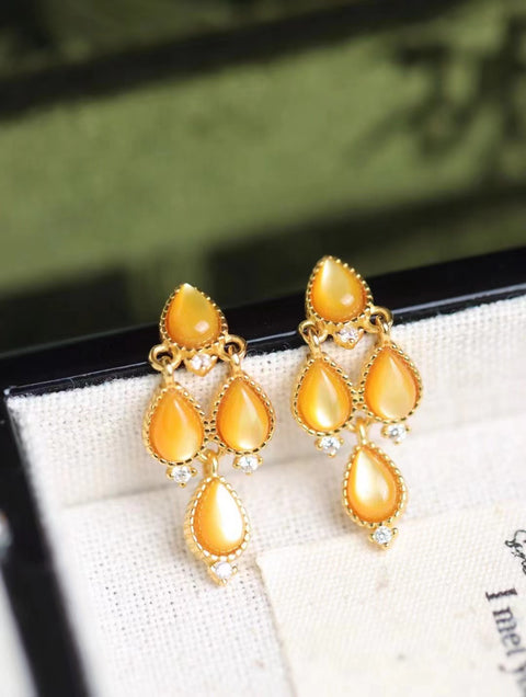 Anting Pejantan Cangkang Kupu-kupu Emas Alami Anting-anting berwarna indah yang terbuat dari cangkang kupu-kupu laut dalam Australia yang terbuat dari perak 925 perak sudah termasuk pajak pengiriman.