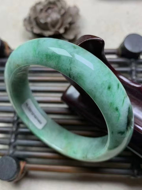Gelang barang dari batu giok alami Ukuran 55-57mm Ukuran 56.2mm Tebal 8.6mm Batu giok semuanya terjadi secara alami Pola acak termasuk pajak pengiriman