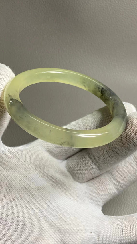 Gelang Lukisan Pemandangan Giok Cui Alami Ukuran 58-60m Ukuran 59.8mm Lebar Sisi 10mm Batu giok ini memiliki pola yang muncul secara alami dan acak.