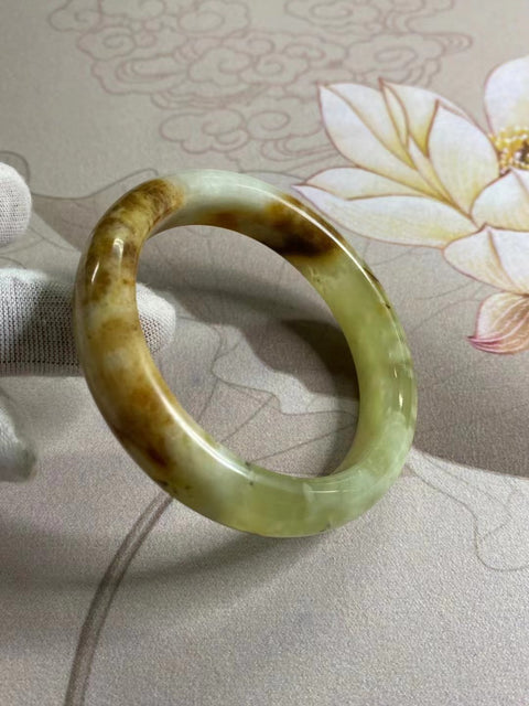 Gelang Giok Bunga Giok Cui Giok Alami Ukuran 56-58mm Ukuran 57.5mm Lebar Sisi 13.5mm Giok terjadi secara alami Pola acak Pengiriman dan pajak sudah termasuk.