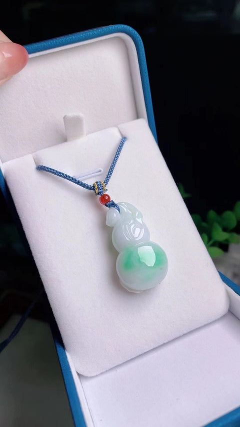 Liontin labu labu batu giok alami Bahan labu tua Warna Hijau pedas Tebal dan penuh Ukuran 3,3 * 1,8 * 1,0 Termasuk ongkos kirim dan pajak