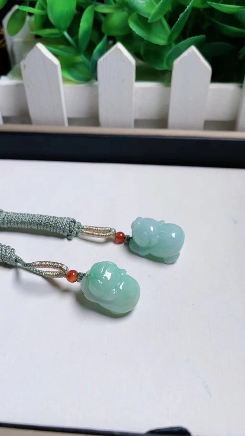 Liontin Anak Babi Giok Alami Bahan Pit Tua Bahan dasar halus dan hangat Warna hijau pedas Super tembus pandang Ukuran 2.0 * 1.2 Sudah termasuk pajak pengiriman