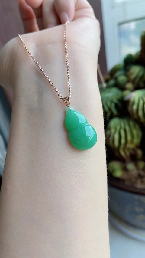 Kalung Labu Jadeite Alami Pengaturan Emas 18k Ukuran 2.3 * 1.4cm Batu giok bersih dan halus dengan pola yang indah sudah termasuk pajak pengiriman.