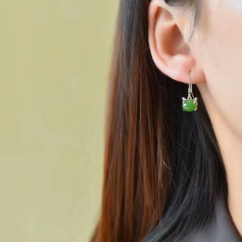 Anting-anting Kucing Jasper Fortune Jade alami halus, lembab dan ukuran penuh 8 * 10mm, pengerjaan yang sangat indah, penuh gaya dan elegan, sudah termasuk pajak pengiriman.