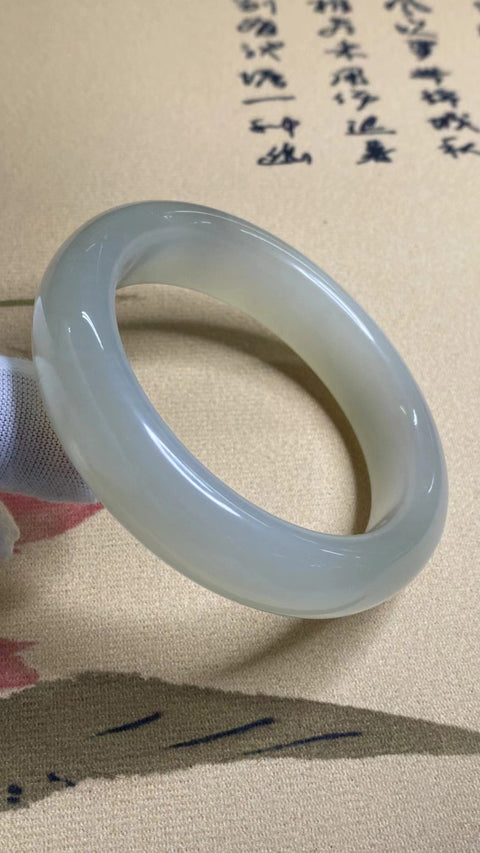 Gelang Es Giok Cui Giok Abu-Abu Alami Ukuran 59-61mm Ukuran 60.7mm Lebar Sisi 16mm Giok ini terbentuk secara alami dan polanya acak Sudah termasuk pajak pengiriman.