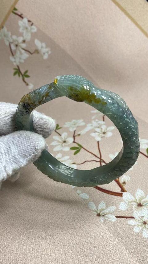 Gelang Tali Uang Berukir Ciu Giok Alami Ukuran 59-61mm Ukuran 60.8mm Lebar Sisi 12.8mm Giok semuanya terjadi secara alami Pola acak Pajak Pengiriman sudah termasuk.