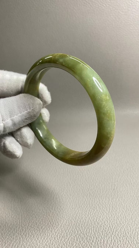 Gelang Giok Giok Bunga Giok Cui & Gelang Giok Cui&nbsp; Ukuran 62-64mm Ukuran 63.2mm Lebar Sisi 12.3mm Giok ini semuanya muncul secara alami dan polanya acak Termasuk ongkos kirim dan pajak.