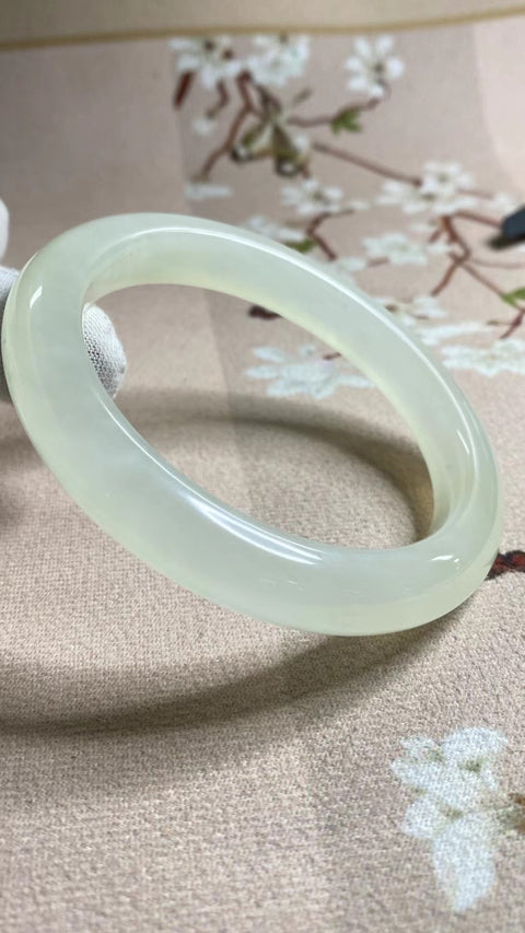 Gelang Es Giok Cui Giok Alami Ukuran 62-64mm Ukuran 63.2mm Lebar Sisi 11.5mm Giok ini semuanya terbentuk secara alami Pola-polanya acak Sudah termasuk ongkos kirim dan pajak.