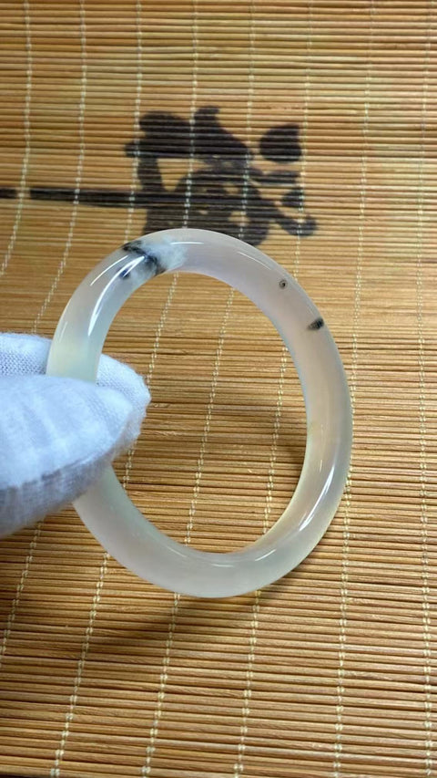 Gelang Tinta Giok Cui Cui Halus Ukuran 51-53mm Ukuran 52.3mm Lebar 9.8mm Giok halus dan hangat dengan warna-warna yang indah Pengiriman dan pajak sudah termasuk.