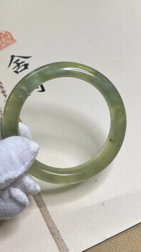 Fine Cui Jade Ice Green, Gelang Gelang Titi Milkcap Hijau Ukuran 58.5mm, lebar 12.2mm Giok terjadi secara alami Pola acak Termasuk ongkos kirim dan pajak