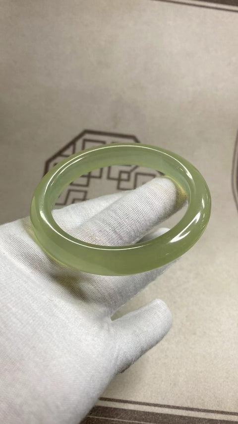 Gelang Giok Cui Halus Ukuran 60-62mm Ukuran 61mm Lebar 11.8mm Giok terjadi secara alami Pola acak Termasuk pajak pengiriman.