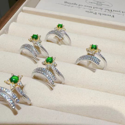 Cincin Bintang Giok Guatemala alami yang terbuat dari perak 925. Gioknya bersih, halus, dan hangat. Gayanya indah dan modis, cocok untuk segala acara. Sudah termasuk ongkos kirim dan pajak.