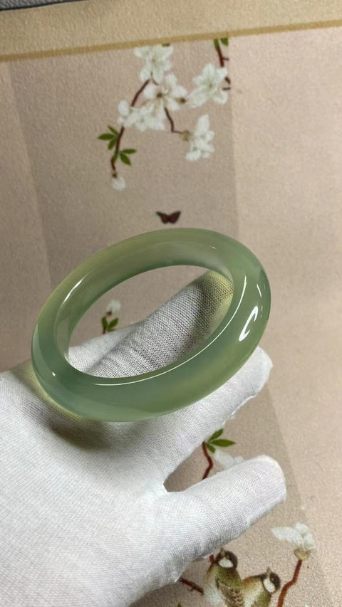Gelang Hijau Es Giok Cui Fine Jade Ukuran 56-58mm Ukuran 57.6mm Lebar Sisi 12.8mm Giok ini terbentuk secara alami dan polanya acak Sudah termasuk ongkos kirim dan pajak.