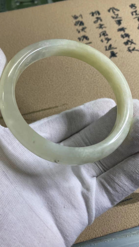 Gelang Giok Cui Alami Gioknya bersih, halus dan hangat; Gayanya indah Ukuran 63-65mm Ukuran 64.6mm Lebar variabel 12.6mm Gioknya terbentuk secara alami Pola acak; Termasuk Pajak Pengiriman