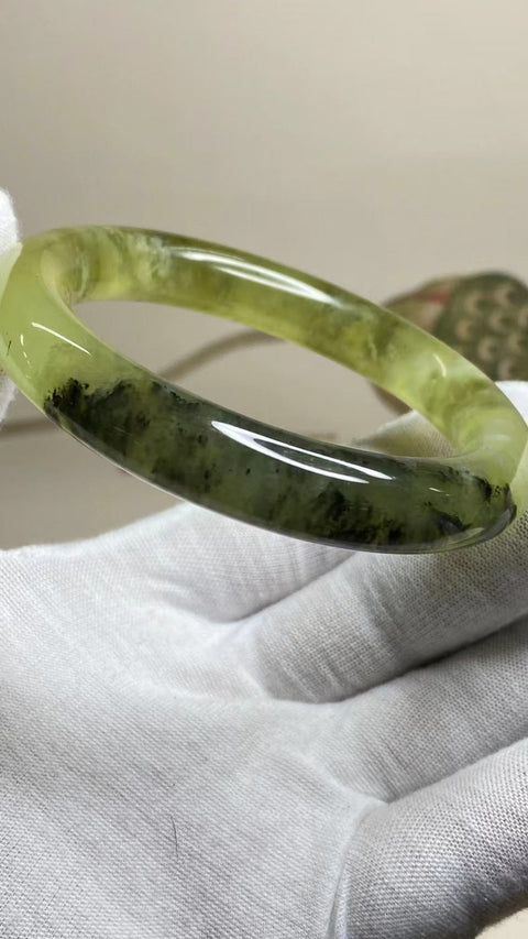Gelang Lukisan Pemandangan Giok Cui Alami Ukuran 57-59mm Ukuran 58.2mm Lebar Sisi 10.7mm Giok terjadi secara alami Pola acak termasuk pajak pengiriman.