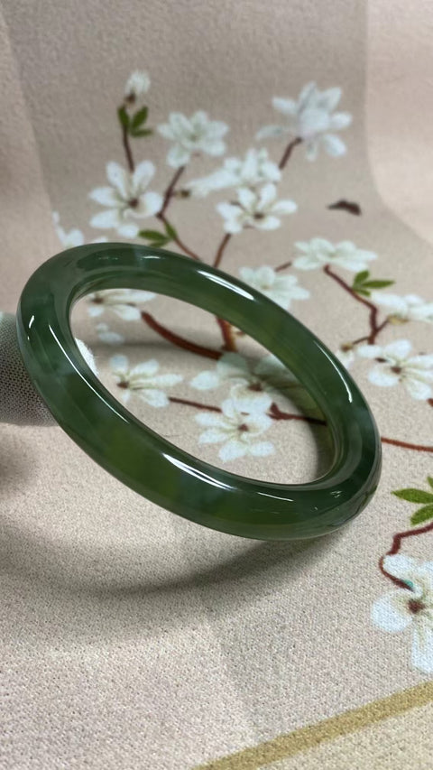 Gelang Bahan Giok Cui Alami 180 Ukuran 58-60mm Ukuran 59.5mm Lebar Sisi 10mm Batu giok terbentuk secara alami dan polanya acak Sudah termasuk ongkos kirim dan pajak.