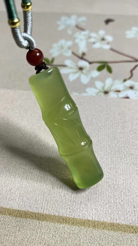 Liontin Bambu Giok Cui Giok Bambu Es Hijau Ukuran 52 * 14.8mm Giok halus dan hangat, diukir dengan tangan, sudah termasuk ongkos kirim dan pajak.