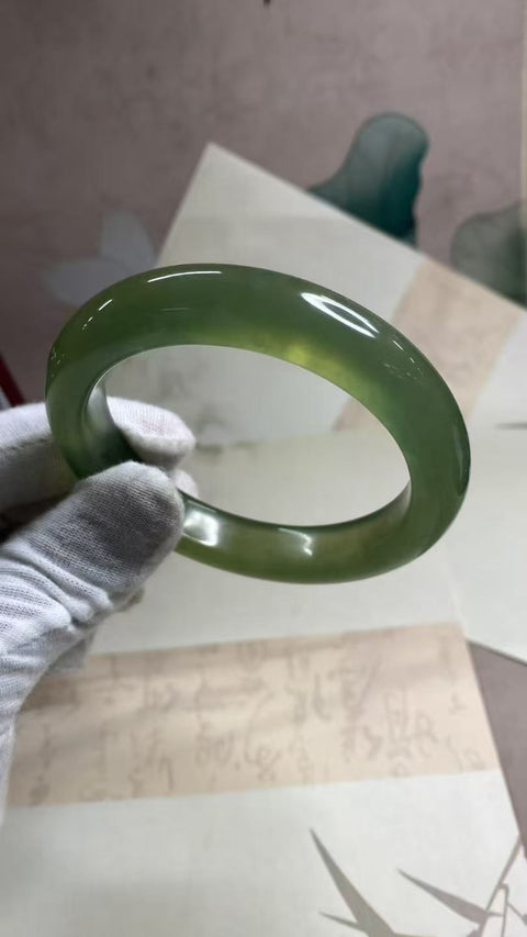 Gelang giok Xiuyan bermulut besar yang indah, berwarna hijau dengan tekstur sedikit katun. Diameter dalam: 61,8 mm, lebar samping: 13,1 mm. Batu alam terbentuk secara alami, dan polanya acak. Biaya pengiriman dan pajak sudah termasuk.