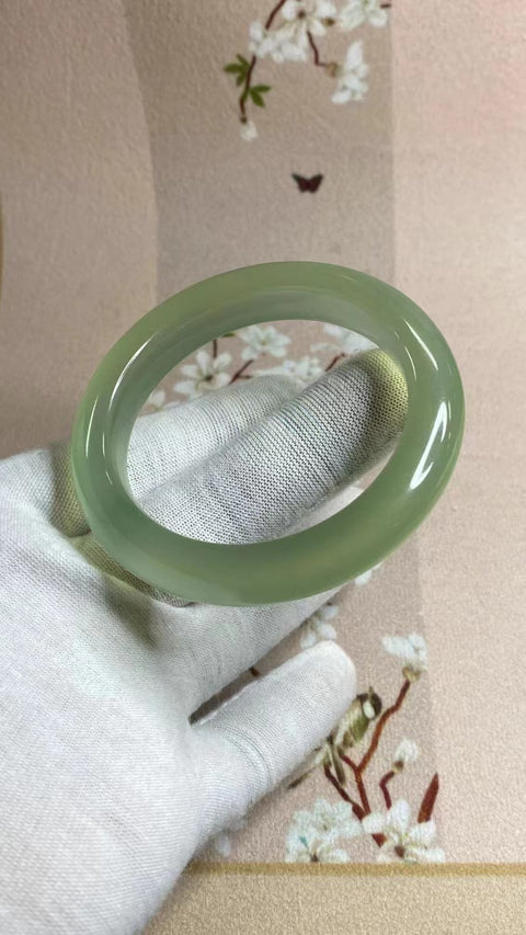 Gelang Hijau Es Giok Cui Giok Alami Ukuran 52-54mm Ukuran 53.4mm Lebar Sisi 11.8mm Giok terjadi secara alami Pola acak Pengiriman dan pajak sudah termasuk.