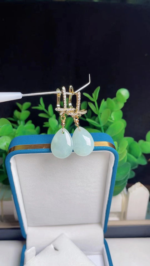 Anting Jatuhkan Jadeite Alami yang terbuat dari perak 925 Ukuran 1.8 * 1.2 Dasar yang halus dan hangat Gaya yang indah & sudah termasuk pajak pengiriman
