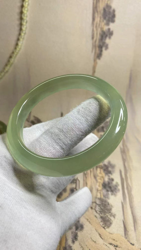 Gelang Hijau Es Giok Cui Giok Halus Ukuran 60-62mm Ukuran 61.5mm Lebar 11.8mm Giok terjadi secara alami Pola acak termasuk pajak pengiriman