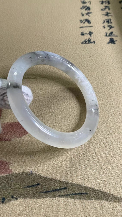 Gelang Giok Ciu Alami dengan tinta ringan Ukuran 55-57mm Ukuran 56.5mm Lebar Sisi 9.7mm Giok terbentuk secara alami Pola acak Sudah termasuk pajak pengiriman.