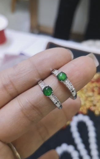 Cincin Giok Guatemala Alami Ukuran 5 x 5 mm yang terbuat dari batu giok perak 925 yang bersih dan halus Sudah termasuk pajak pengiriman.