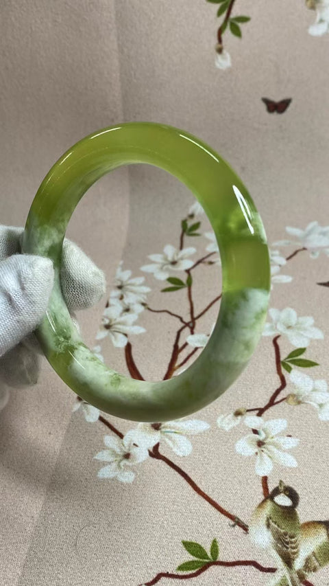 Gelang Gelang Milkcap Titi Giok Hijau Cui Giok Alami Ukuran 55-57mm Ukuran 56.4mm Lebar Sisi 11mm Giok semuanya terjadi secara alami Pola acak Pengiriman dan pajak sudah termasuk.