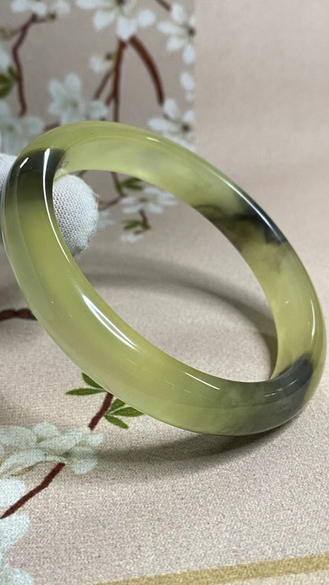 Gelang Lukisan Pemandangan Giok Cui Fine Cui Ukuran 63-65mm Ukuran 64.4mm Lebar Sisi 12.5mm Batu giok semuanya muncul secara alami Pola-polanya acak Termasuk ongkos kirim dan pajak.