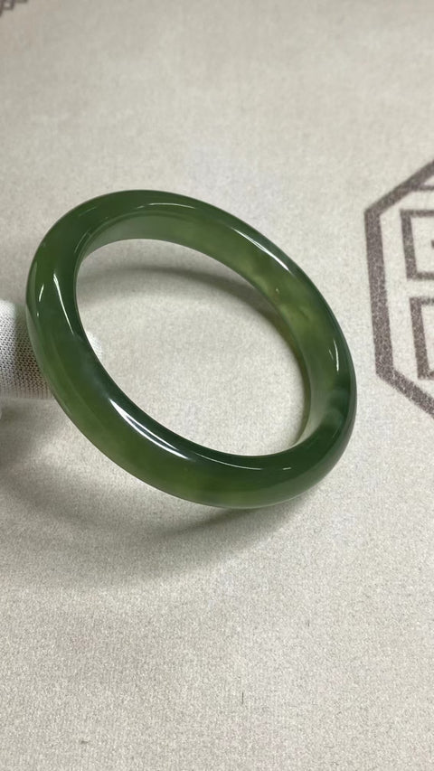 Gelang Gelang Milkcap Titi Giok Hijau Cui Giok Alami Ukuran 57-59mm Ukuran 58mm Lebar Sisi 11.5mm Giok terjadi secara alami Pola acak Pengiriman dan pajak sudah termasuk.