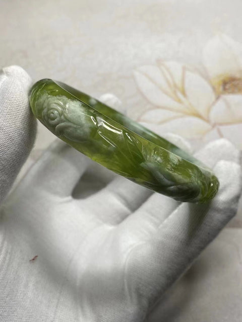 Gelang Bunga Ukiran Giok Cui Fine Jade Ukuran 64-66mm Ukuran 65.2mm Lebar Sisi 13.6mm Giok terjadi secara alami Pola acak Pengiriman dan pajak sudah termasuk.