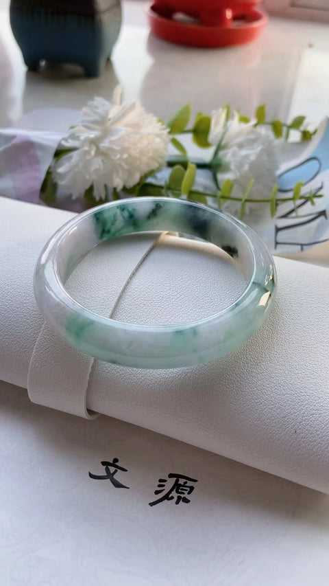 Gelang Jadeite Alami Ukuran 57mm Giok adalah semua yang terjadi secara alami Pola acak termasuk pajak pengiriman
