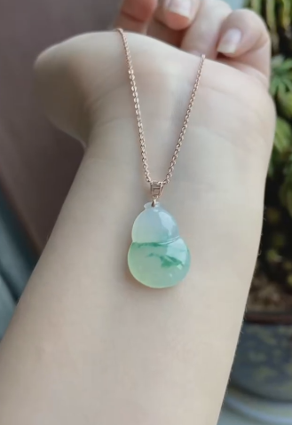 Kalung Labu Jadeite Alami Pengaturan Emas 18k Ukuran 2.2 * 1.6cm Batu giok halus dan hangat Termasuk ongkos kirim dan pajak.