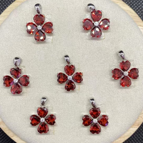 Kalung semanggi empat daun garnet alami yang terbuat dari perak 925, ukuran batu utama 6mm, dengan pengaturan perak tebal, gaya yang indah, sudah termasuk pajak pengiriman.